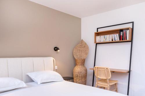 a bedroom with a bed and a desk and a chair at La Maison Bretzel & SPA Medipole - Climatisé in Villeurbanne