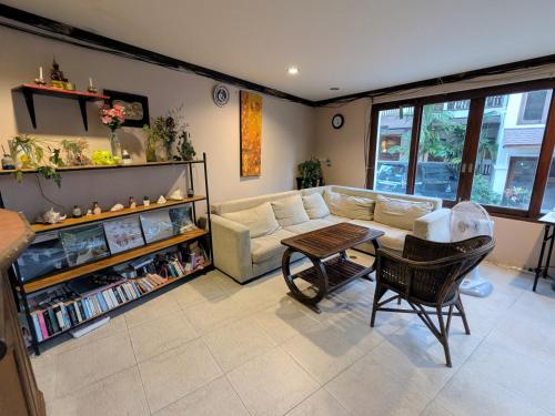 ein Wohnzimmer mit Sofa und Tisch in der Unterkunft Summer Inn in Lamai