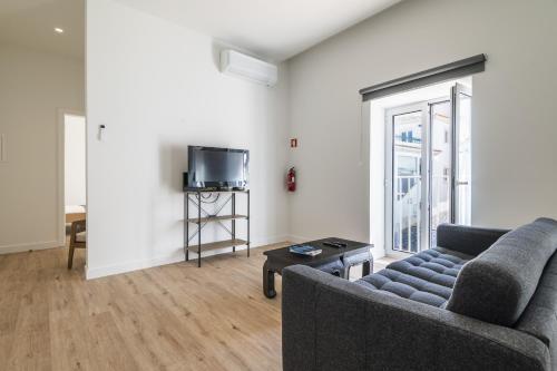 Downtown 1 Bedroom Apartment E - 150m from the Beach