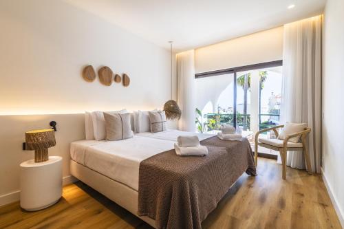 una camera da letto con un letto grande e una grande finestra di Casa Alonso 2 Bedroom Apartment with Pool a Branqueira