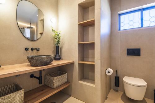 un bagno con lavandino e specchio di Casa Alonso 2 Bedroom Apartment with Pool a Branqueira