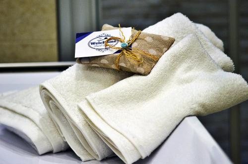 Una toalla con un regalo encima. en B&B WelcHome, en Porto SantʼElpidio