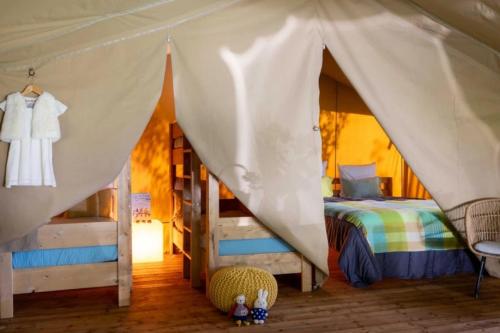 Giường trong phòng chung tại Camping - Piscine - ccaffdc