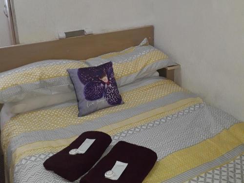 Postel nebo postele na pokoji v ubytování Belroy Hotel