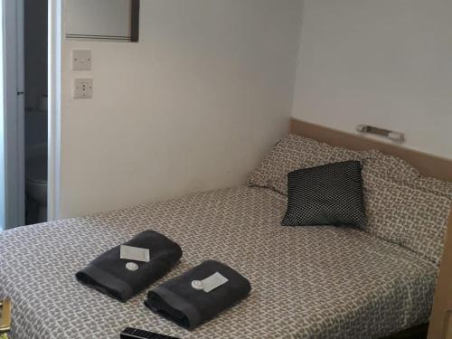 Postel nebo postele na pokoji v ubytování Belroy Hotel