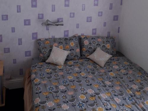 ein Schlafzimmer mit einem Bett, das mit Blumen bedeckt ist in der Unterkunft Belroy Hotel in Blackpool