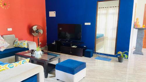 瓦都瓦Erin Orr Villa的客厅拥有蓝色和红色的墙壁