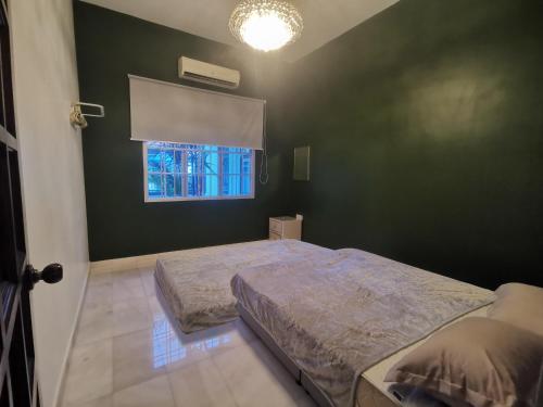 Ένα ή περισσότερα κρεβάτια σε δωμάτιο στο Ryui's Bungalow 5,403sqft - Room only, "Entire House depo is RM300''