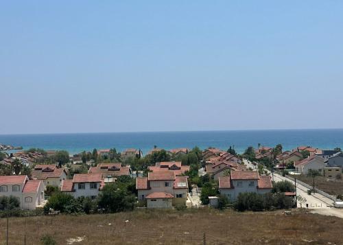 un gruppo di case su una collina vicino all'oceano di One-Bedroom Apartment in Caesar Blue Complex a Protaras