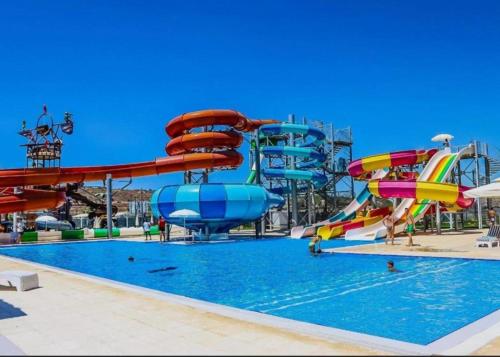 un parco acquatico con scivoli e piscina di One-Bedroom Apartment in Caesar Blue Complex a Protaras