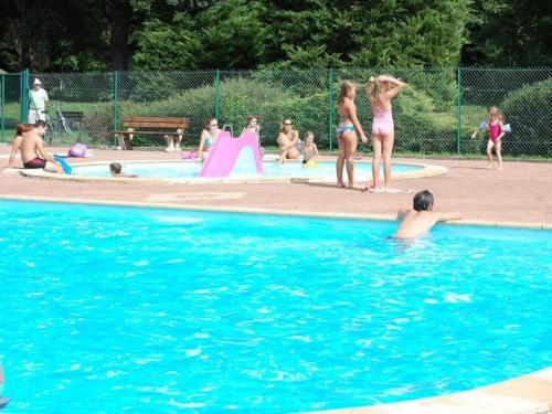 un grupo de personas en una piscina en Chalet 3 étoiles - Piscine - ccbbgcc, en Sauxillanges
