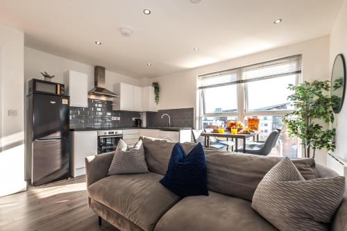 a living room with a couch and a kitchen at Relaxing Atlantic Mansions By Smart Apartments Short Lets & Serviced Accommodation Apartment Southampton With Free WiFi in Southampton