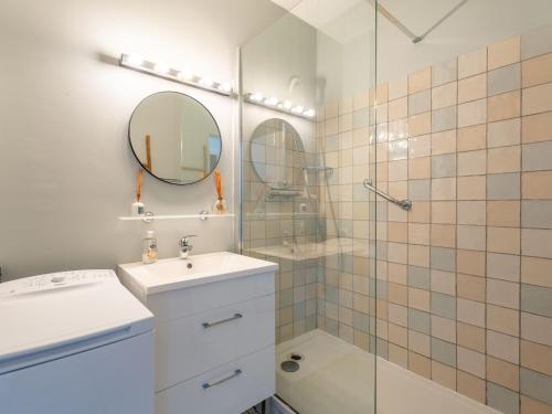 Koupelna v ubytování Grand Studio Rénové, Balcon, Centre-Ville Arcachon, à 50m de la Plage, Tout Équipé - FR-1-319-516