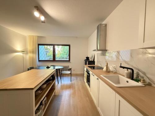 una cucina con un lavello e un piano di lavoro di Ferienwohnung Rhönchalet a Gersfeld