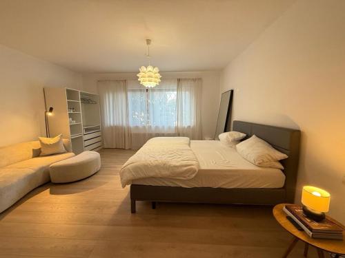 una camera da letto con due letti e un lampadario di Ferienwohnung Rhönchalet a Gersfeld