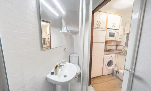 a bathroom with a sink and a washing machine at Casa Chica in Málaga