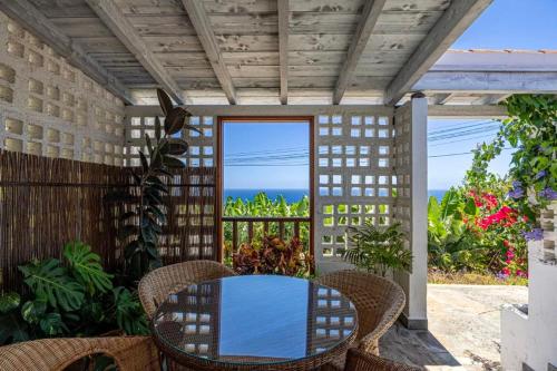 Una mesa y sillas en un patio con vista al mar. en Casa Los Morros, en Tazacorte