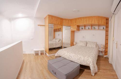 a small bedroom with a bed and a mirror at Casa Chica in Málaga