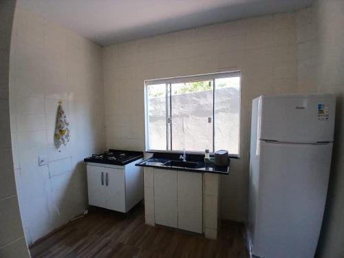 Studio no Centro de Foz Até 6 Hóspedes في فوز دو إيغواسو: مطبخ صغير مع حوض وثلاجة