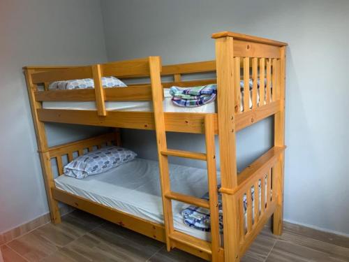 Studio no Centro de Foz Até 6 Hóspedes في فوز دو إيغواسو: سرير خشبي بطابقين مع سرير مزدوج