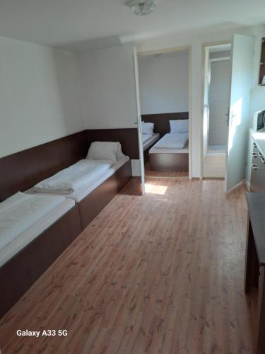 Ένα ή περισσότερα κρεβάτια σε δωμάτιο στο AUTO-AQUA-CYCLOCAMP OSTROŽSKÁ NOVÁ VES