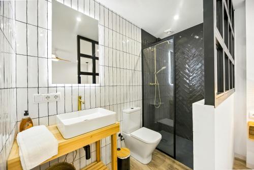 un bagno con wc, lavandino e doccia di Remedios 49 a Vejer de la Frontera