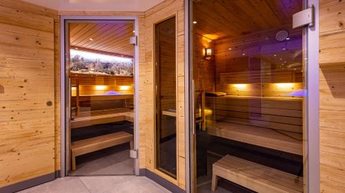 a sauna with wooden walls and wooden floors at Hotel Restaurant Mont Champ du Feu in Belmont