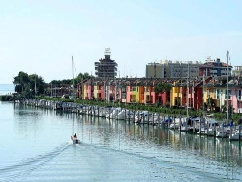 圣玛格丽塔波尔勒港Nice villa in Porto Santa Margherita with garden的水中船上的几个人