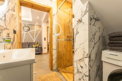 Ένα μπάνιο στο Two Bedroom Apartment with Terrace- Tatra View - Księżycowe Apartamenty SPA - 24d-1