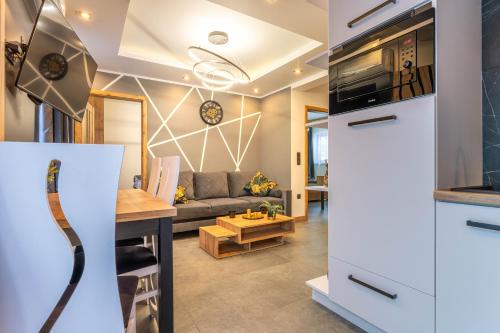 Η κουζίνα ή μικρή κουζίνα στο Two Bedroom Apartment with Terrace- Tatra View - Księżycowe Apartamenty SPA - 24d-1