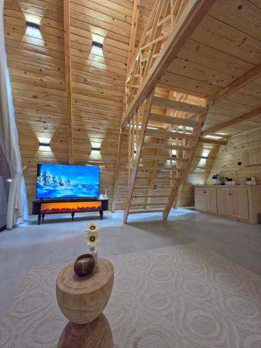 Et tv og/eller underholdning på Wadi Bani Khalid-Al Joud Green hostel A-Frame Cabin