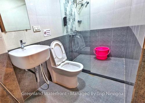 Ένα μπάνιο στο Greenland Waterfront Kundapura