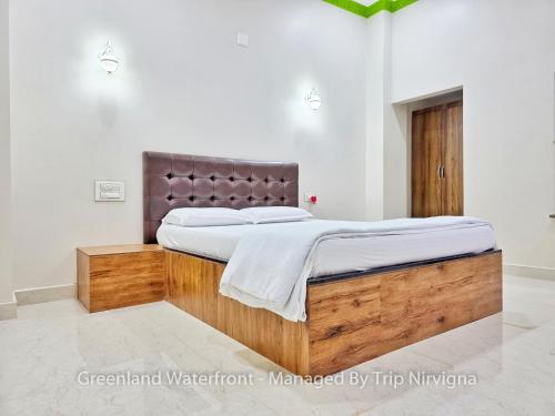 Ένα ή περισσότερα κρεβάτια σε δωμάτιο στο Greenland Waterfront Kundapura