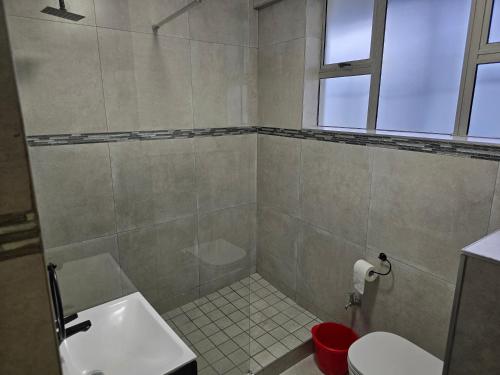 ein Badezimmer mit Toilette und Waschbecken in der Unterkunft 12-0-ONE on 10 South Beach in Durban