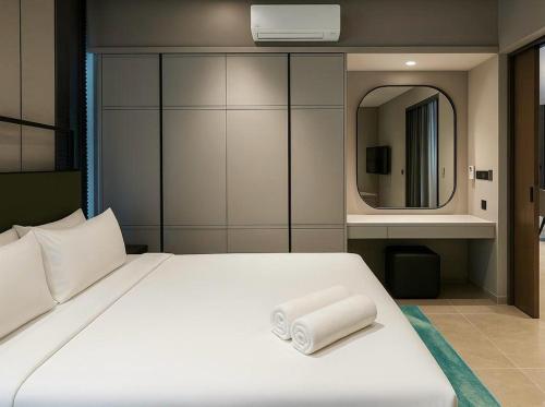 Postel nebo postele na pokoji v ubytování Antara Genting Premier Suites by Noble Nest