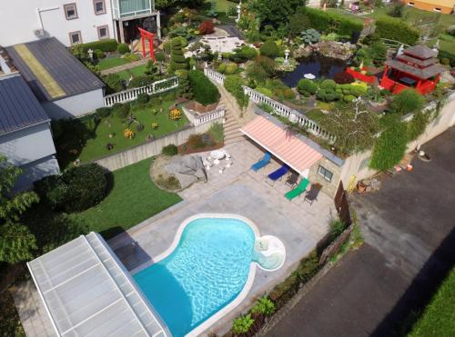 vue aérienne d'une cour arrière avec piscine dans l'établissement Dôme du levant, à Holving