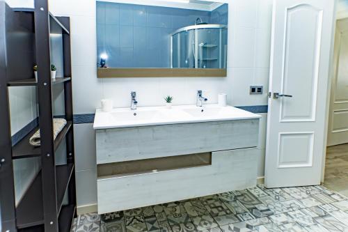 un bagno con un lavandino bianco e uno specchio di Villa Daniela a Almería