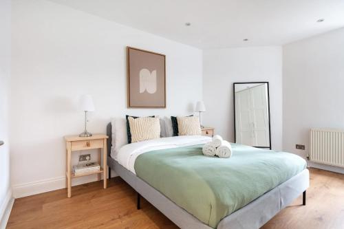 a bedroom with a bed with two towels on it at BnBNova - 1BR - Westminster & Big Ben Nearby in London