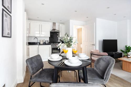a kitchen and dining room with a table and chairs at BnBNova - 1BR - Westminster & Big Ben Nearby in London