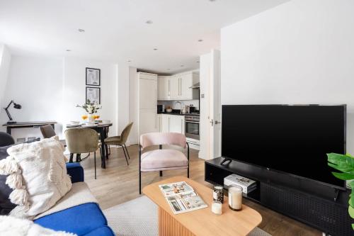 a living room with a large flat screen tv at BnBNova - 1BR - Westminster & Big Ben Nearby in London