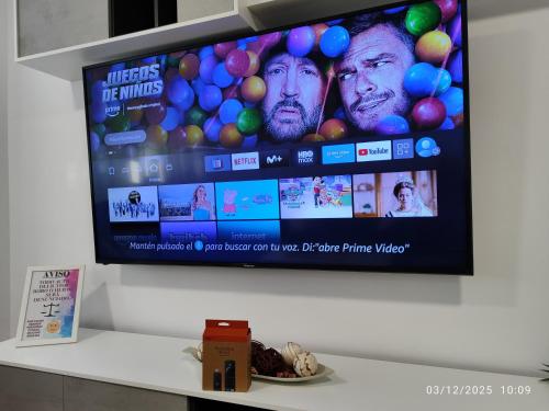 Μια τηλεόραση ή/και κέντρο ψυχαγωγίας στο CITYHOUSE! NUEVO REFORMADO CONFORT WIFI TV65 AC FULL Visco