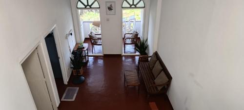einen Flur eines Hauses mit Holzboden in der Unterkunft Apartment no17 in Galle
