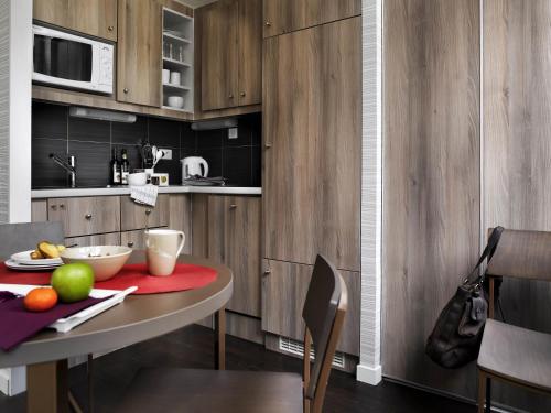 Una cocina o cocineta en Aparthotel Adagio Strasbourg Place Kleber