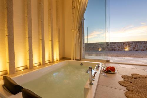 托雷桑塔萨宾娜Villa Regina Sul Mare的带大窗户的房间里的浴缸