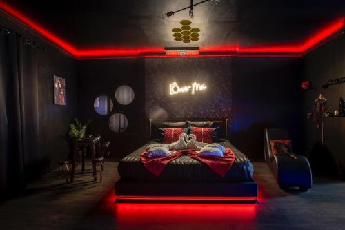 Ένα ή περισσότερα κρεβάτια σε δωμάτιο στο Love Room Balneo Romantic atmosphere