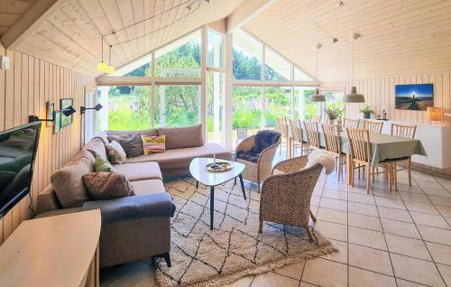 un soggiorno con un divano e un tavolo di Nice Home In Løkken a Lyngbytorp