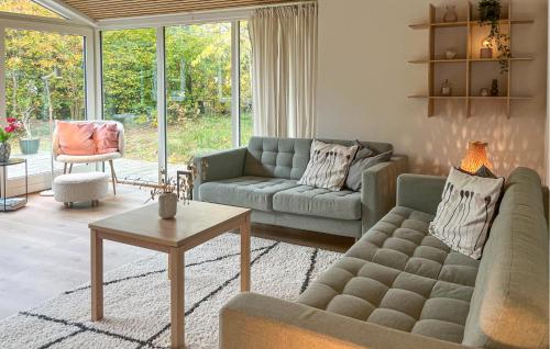 Гостиная зона в 3 Bedroom Gorgeous Home