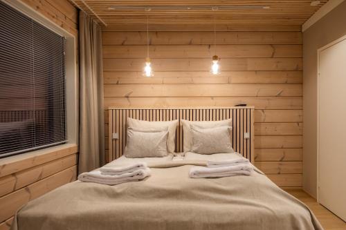ein Schlafzimmer mit einem Bett mit Handtüchern darauf in der Unterkunft Villa Vaalea in Rovaniemi