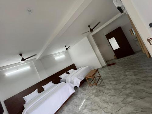 Giường trong phòng chung tại Ocean luxe inn