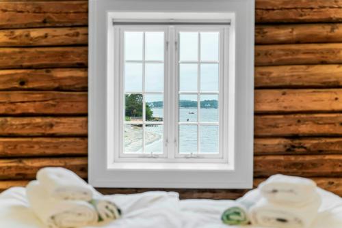 Una cama o camas en una habitación de Historic Customs House On Merdø From 1650